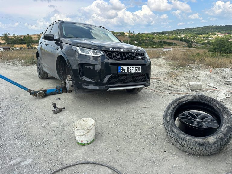 Arnavutköy Dursunköy’de Land Rover Discovery Aracına Acil Mobil Lastik Tamiri
