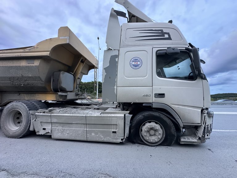 Göktürk’te Volvo Hafriyat Kamyonuna Acil Ön Lastik Değişimi